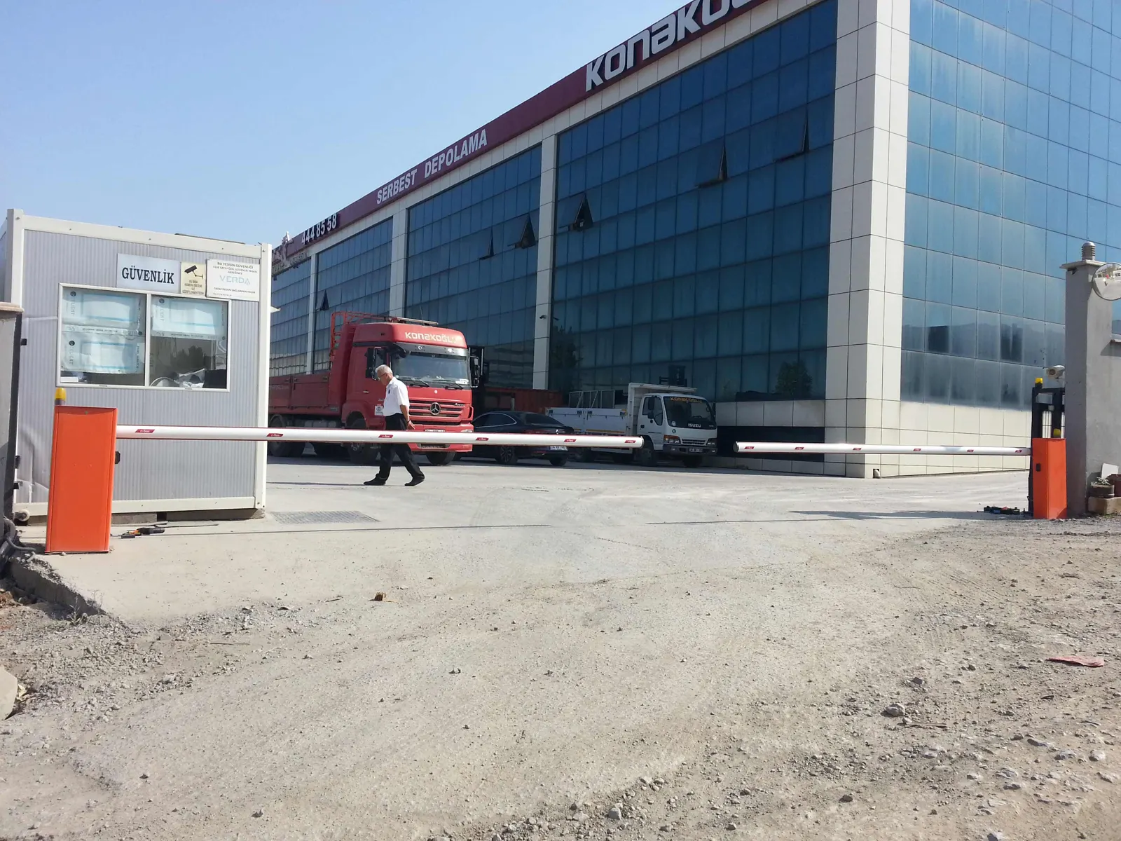 Araç girişinde Bahadır trafik bariyeri uygulaması